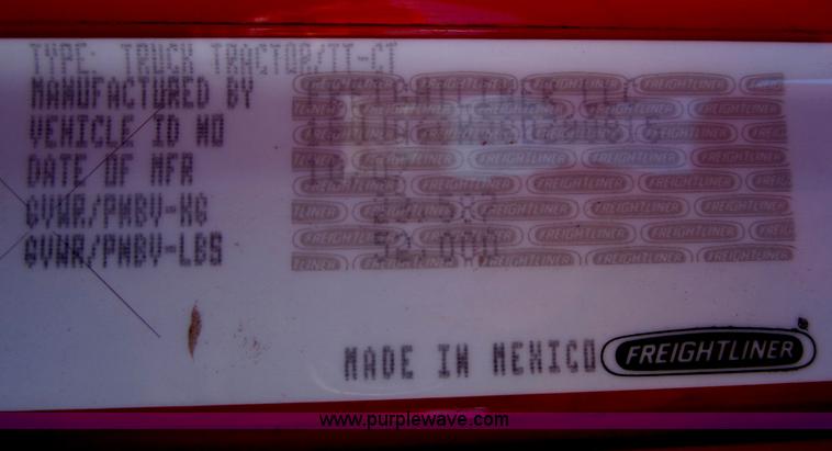 image for item A3886 2008 Freightliner Columbia semi truck