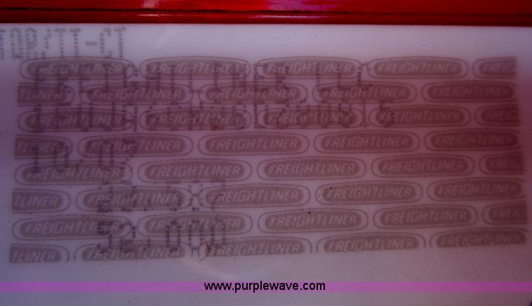 image for item A3886 2008 Freightliner Columbia semi truck