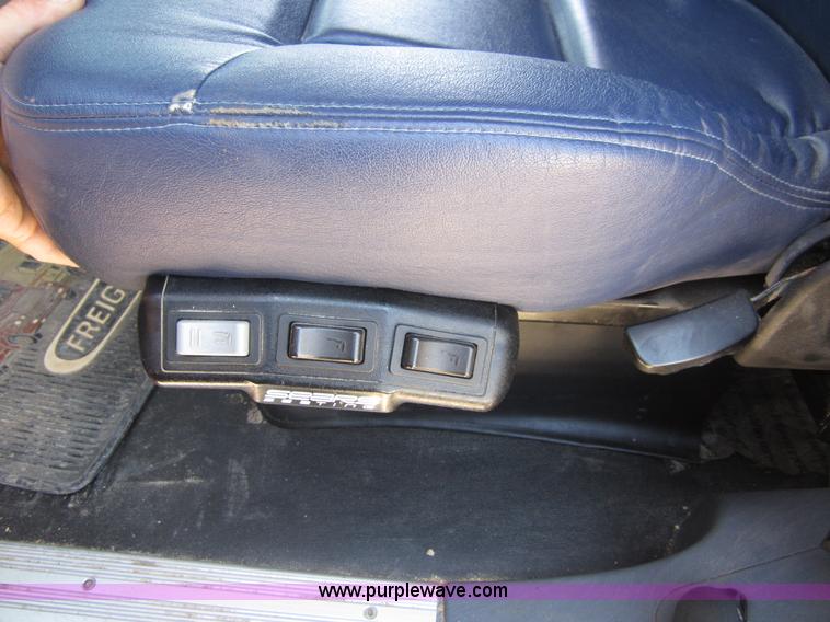 image for item A3886 2008 Freightliner Columbia semi truck