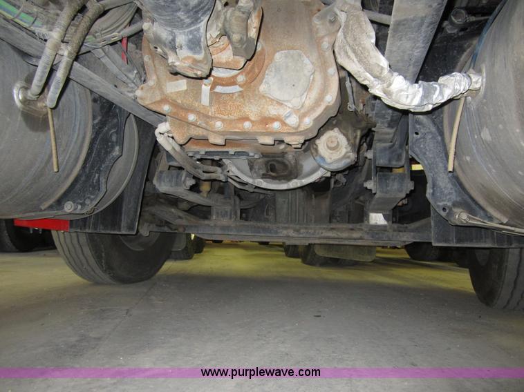 image for item A3886 2008 Freightliner Columbia semi truck