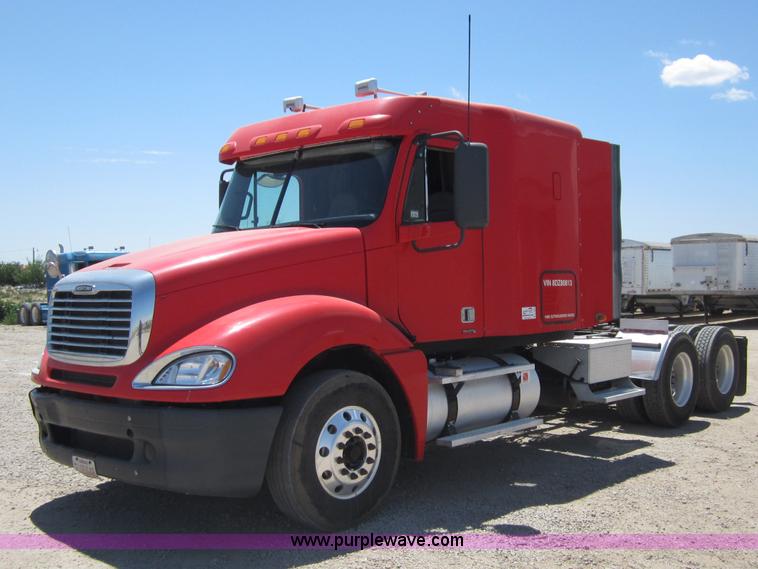 image for item A3887 2008 Freightliner Columbia semi truck