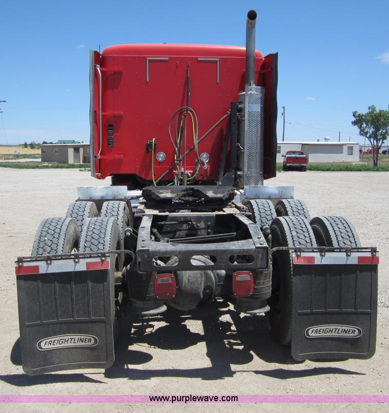 image for item A3887 2008 Freightliner Columbia semi truck