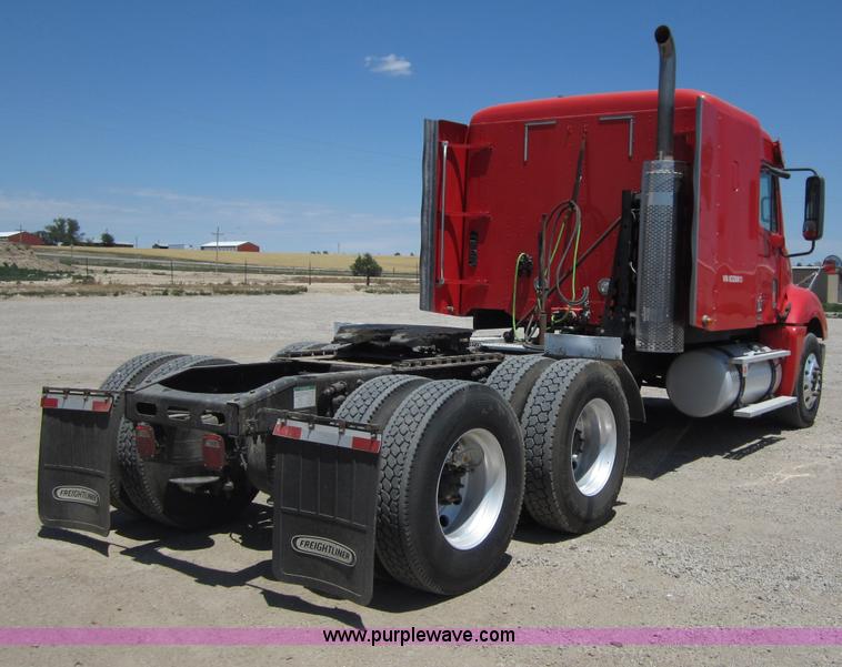 image for item A3887 2008 Freightliner Columbia semi truck