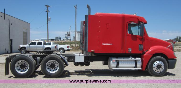 image for item A3887 2008 Freightliner Columbia semi truck