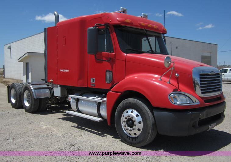 image for item A3887 2008 Freightliner Columbia semi truck