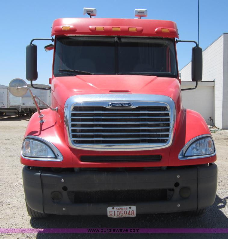 image for item A3887 2008 Freightliner Columbia semi truck