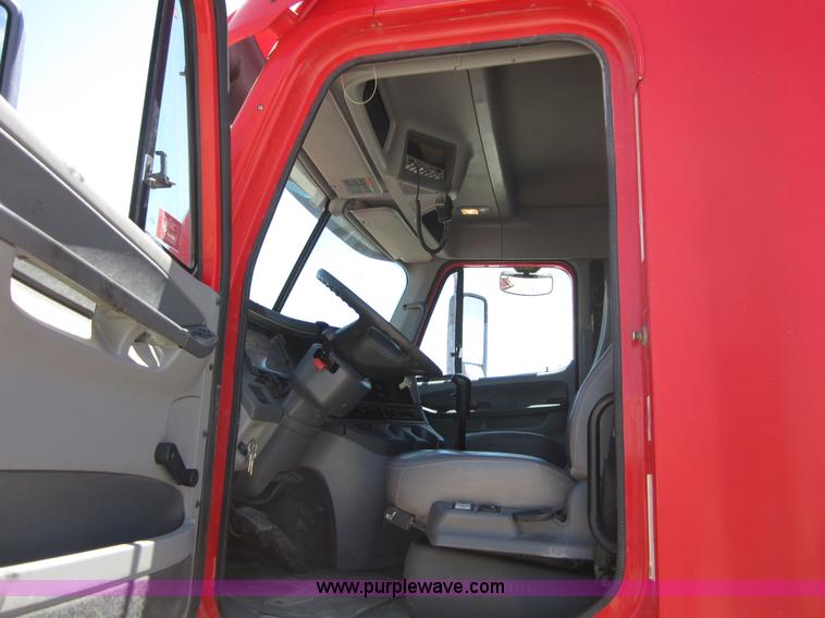 image for item A3887 2008 Freightliner Columbia semi truck