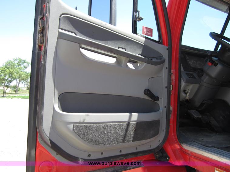 image for item A3887 2008 Freightliner Columbia semi truck