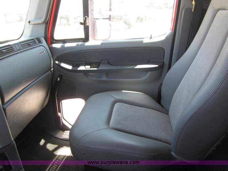 image for item A3887 2008 Freightliner Columbia semi truck