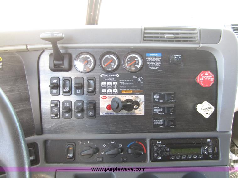 image for item A3887 2008 Freightliner Columbia semi truck