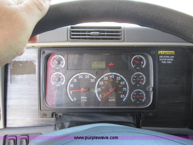 image for item A3887 2008 Freightliner Columbia semi truck