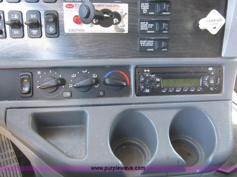 image for item A3887 2008 Freightliner Columbia semi truck