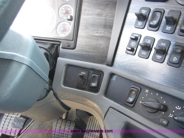 image for item A3887 2008 Freightliner Columbia semi truck