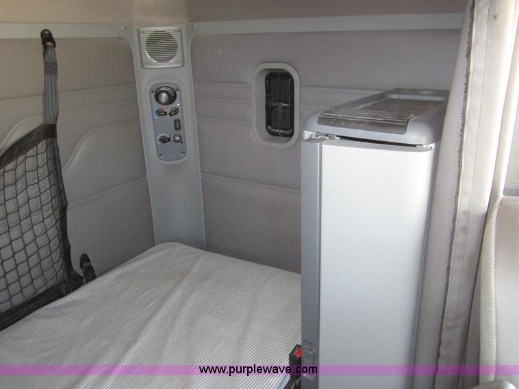 image for item A3887 2008 Freightliner Columbia semi truck