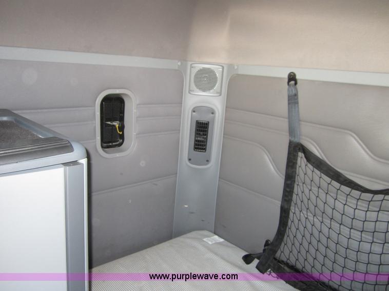 image for item A3887 2008 Freightliner Columbia semi truck