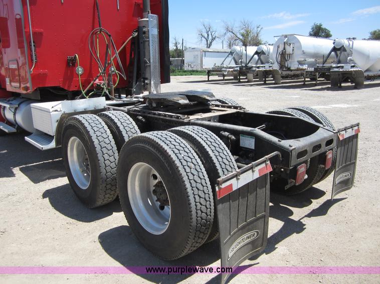 image for item A3887 2008 Freightliner Columbia semi truck