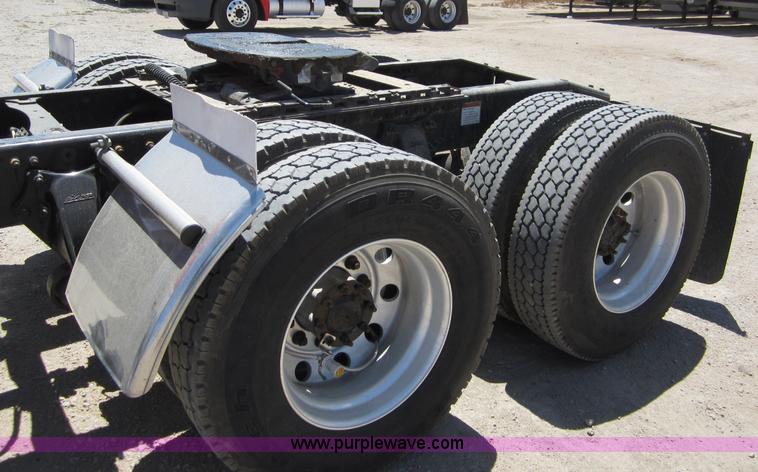 image for item A3887 2008 Freightliner Columbia semi truck