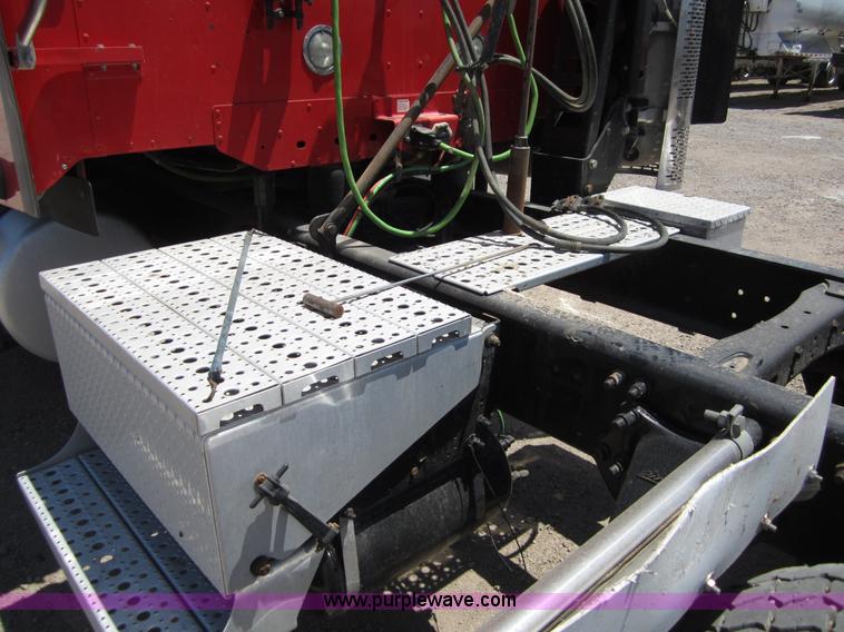 image for item A3887 2008 Freightliner Columbia semi truck