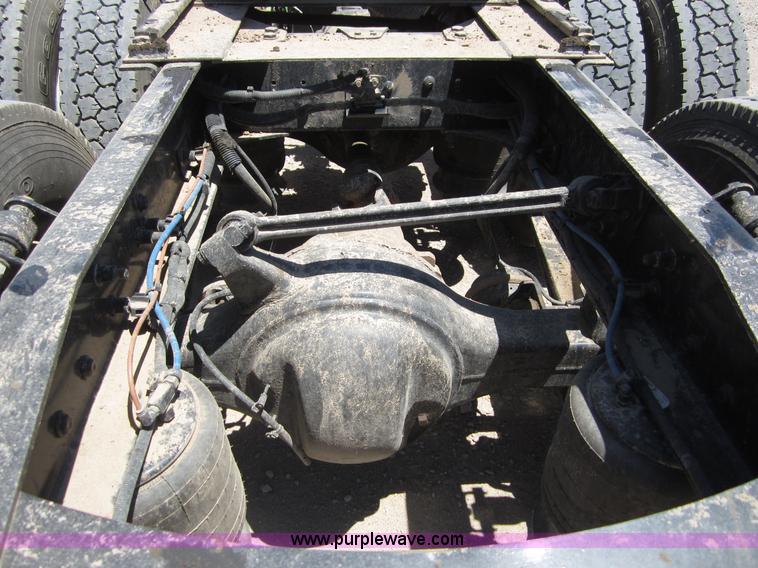 image for item A3887 2008 Freightliner Columbia semi truck