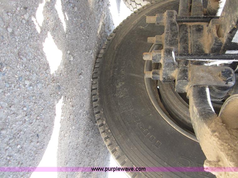 image for item A3887 2008 Freightliner Columbia semi truck