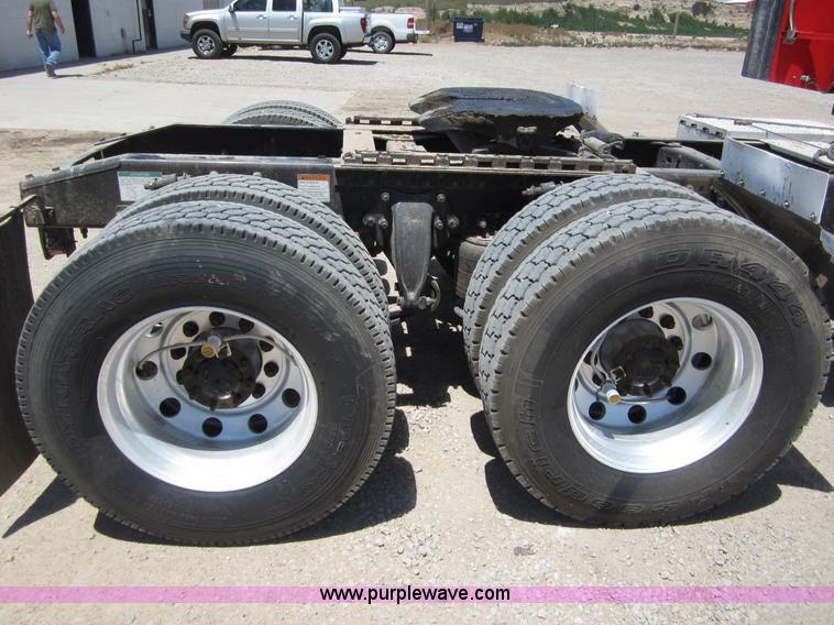 image for item A3887 2008 Freightliner Columbia semi truck