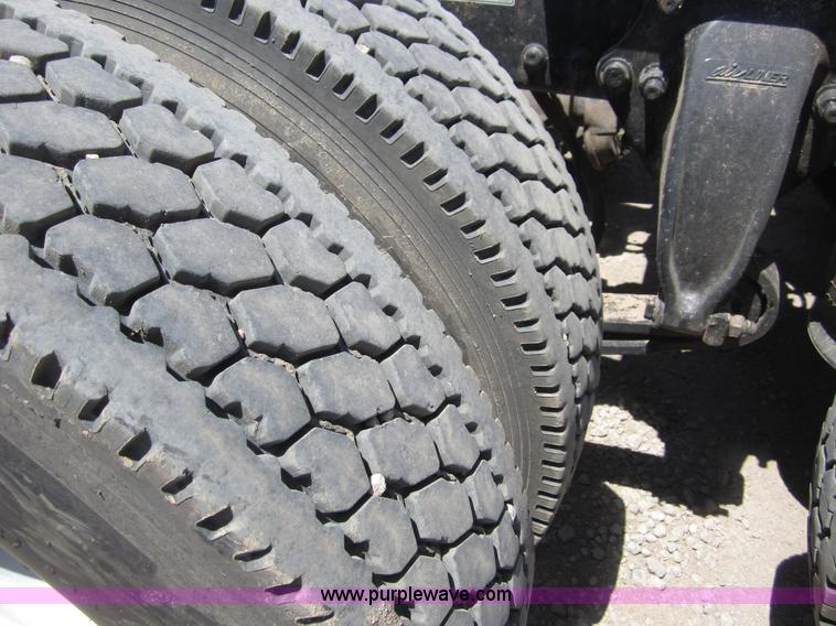 image for item A3887 2008 Freightliner Columbia semi truck