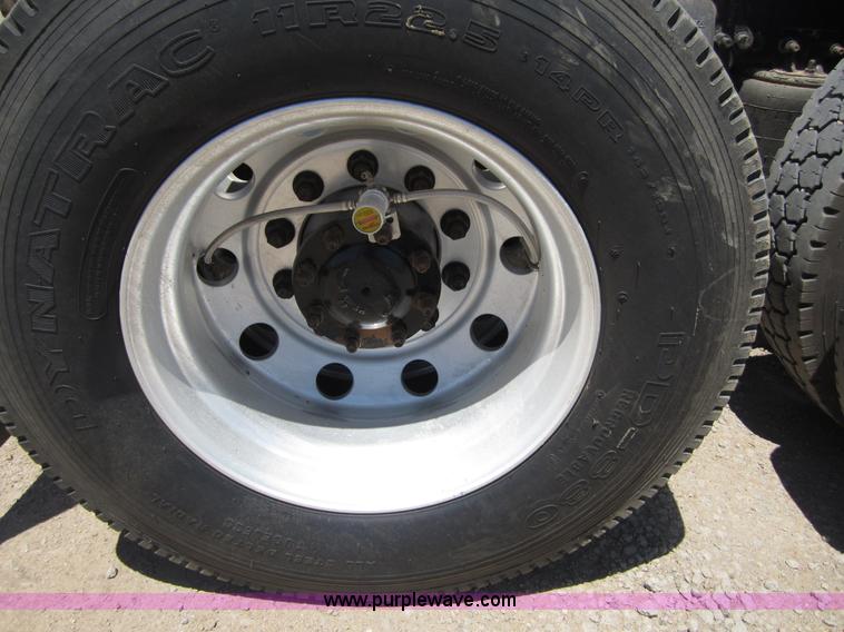 image for item A3887 2008 Freightliner Columbia semi truck