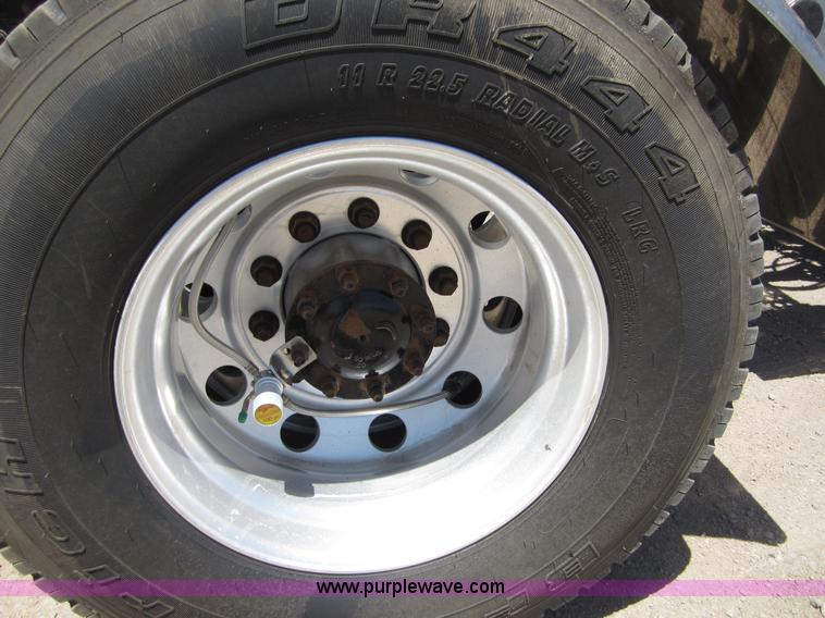 image for item A3887 2008 Freightliner Columbia semi truck