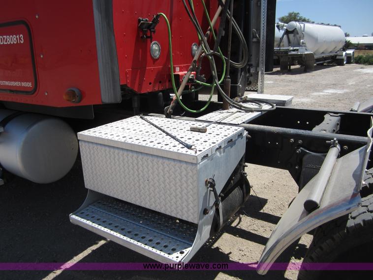 image for item A3887 2008 Freightliner Columbia semi truck