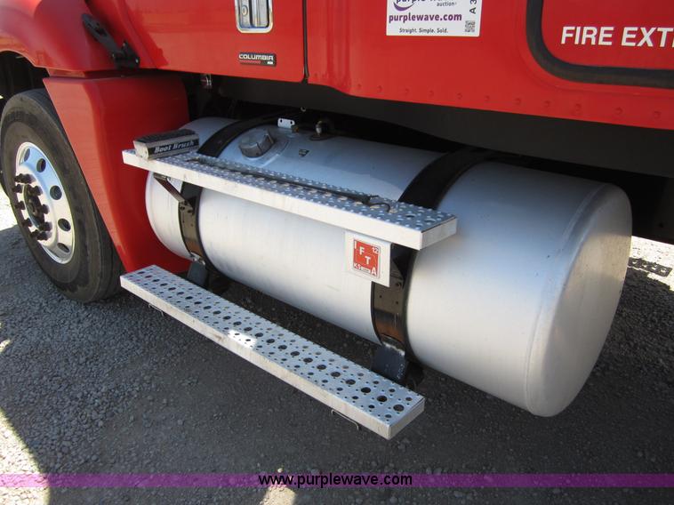 image for item A3887 2008 Freightliner Columbia semi truck