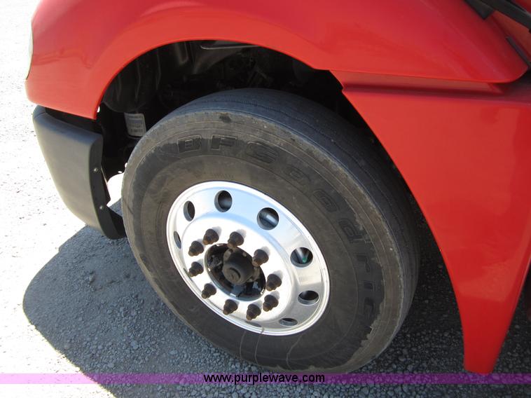 image for item A3887 2008 Freightliner Columbia semi truck