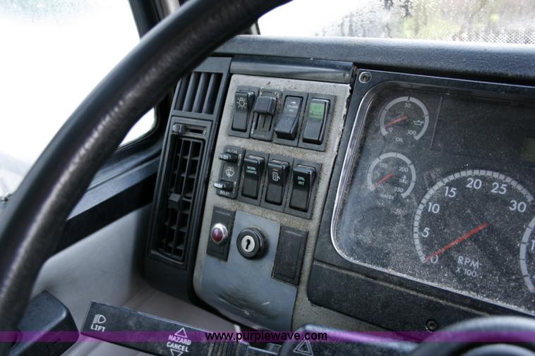 image for item A4935 2002 Freightliner FL70 box truck