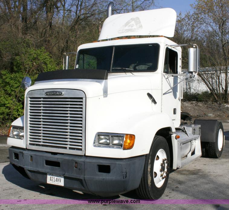 image for item A4940 2001 Freightliner FLD112 semi truck