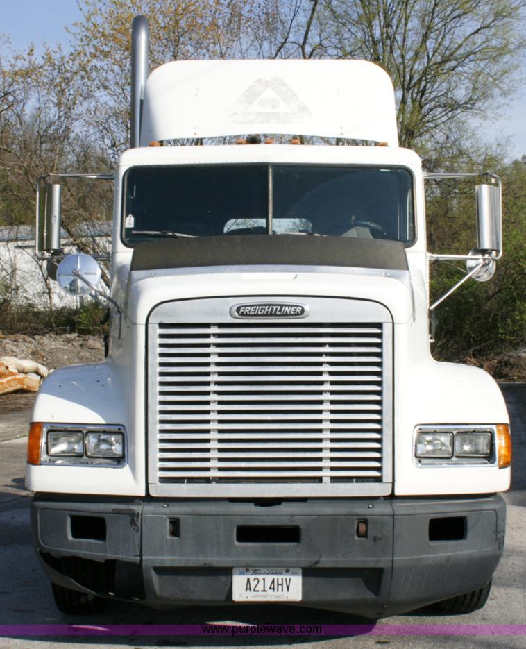 image for item A4940 2001 Freightliner FLD112 semi truck