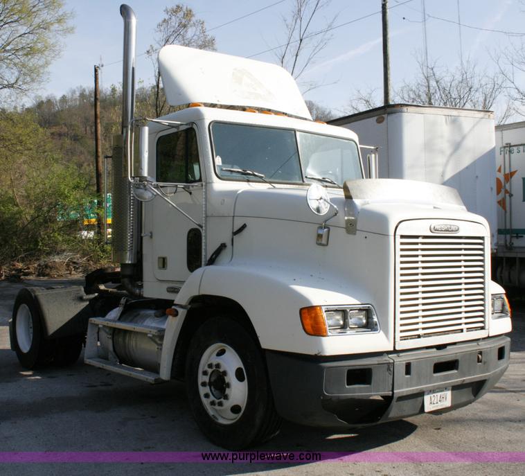 image for item A4940 2001 Freightliner FLD112 semi truck