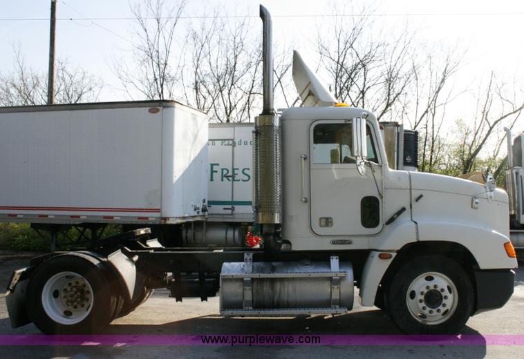 image for item A4940 2001 Freightliner FLD112 semi truck