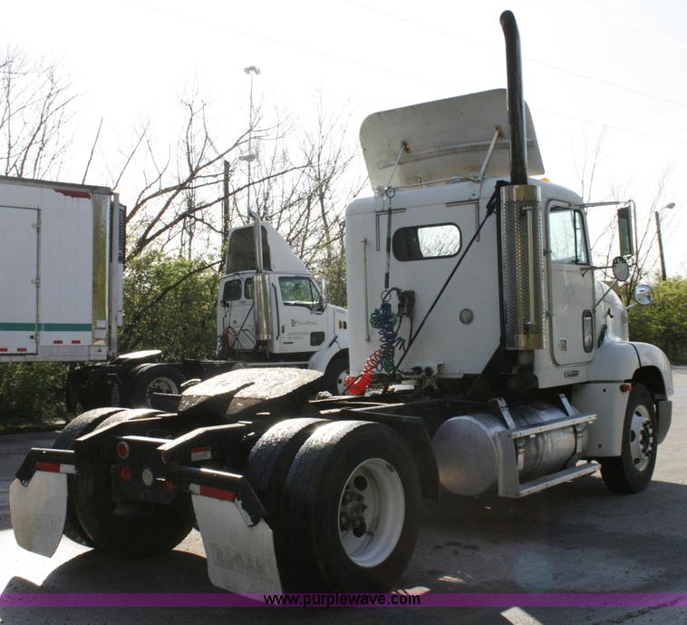 image for item A4940 2001 Freightliner FLD112 semi truck