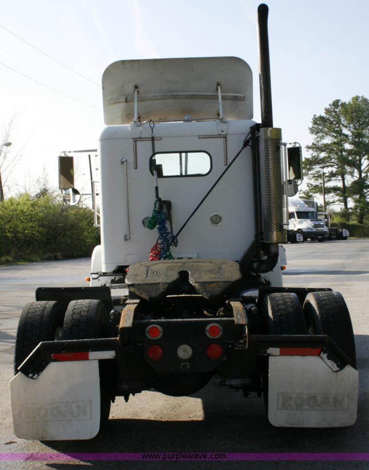 image for item A4940 2001 Freightliner FLD112 semi truck