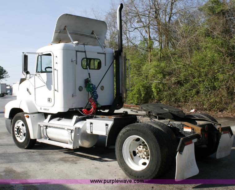 image for item A4940 2001 Freightliner FLD112 semi truck