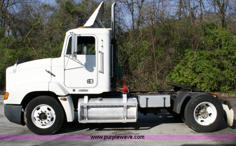 image for item A4940 2001 Freightliner FLD112 semi truck