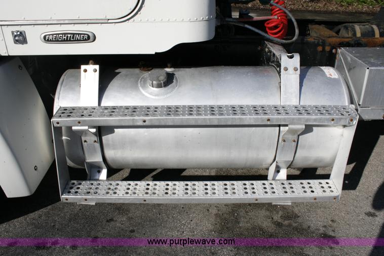 image for item A4940 2001 Freightliner FLD112 semi truck