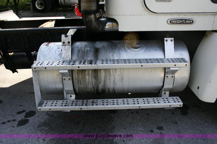 image for item A4940 2001 Freightliner FLD112 semi truck