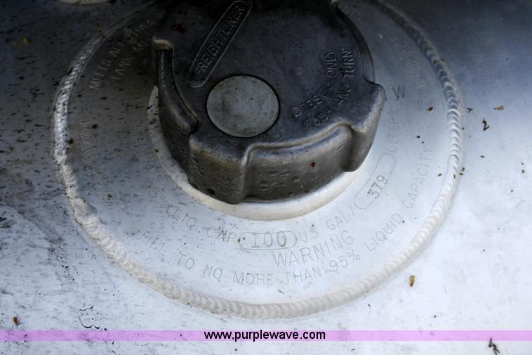 image for item A4940 2001 Freightliner FLD112 semi truck