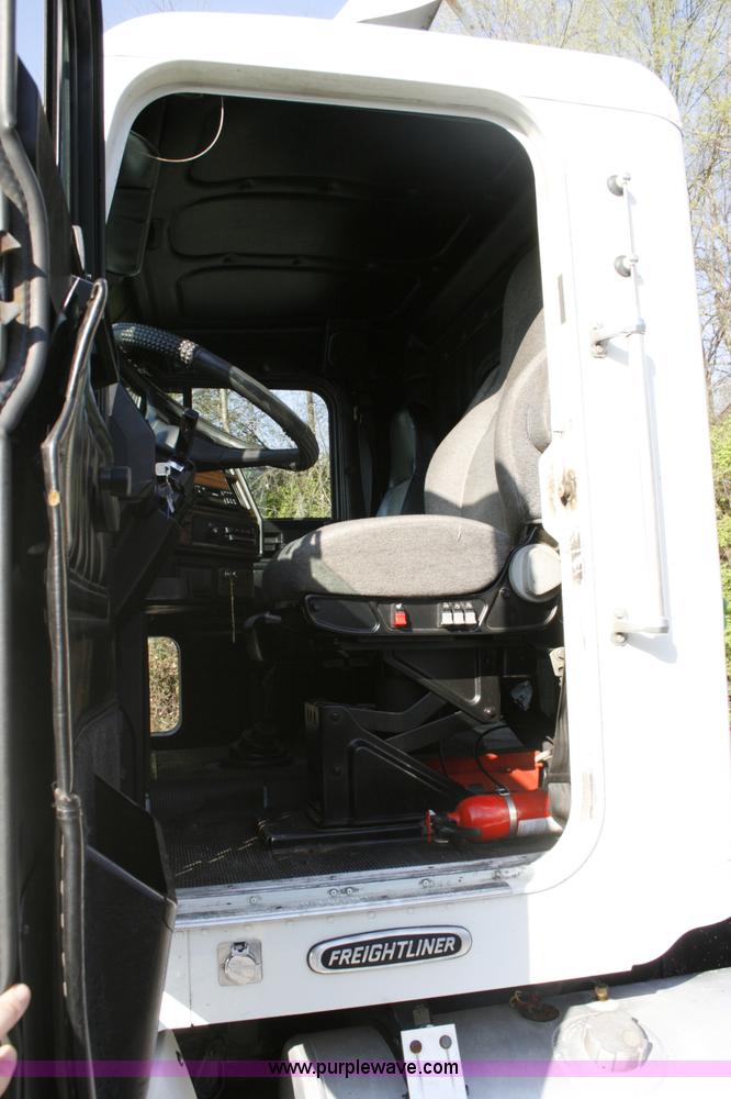 image for item A4940 2001 Freightliner FLD112 semi truck