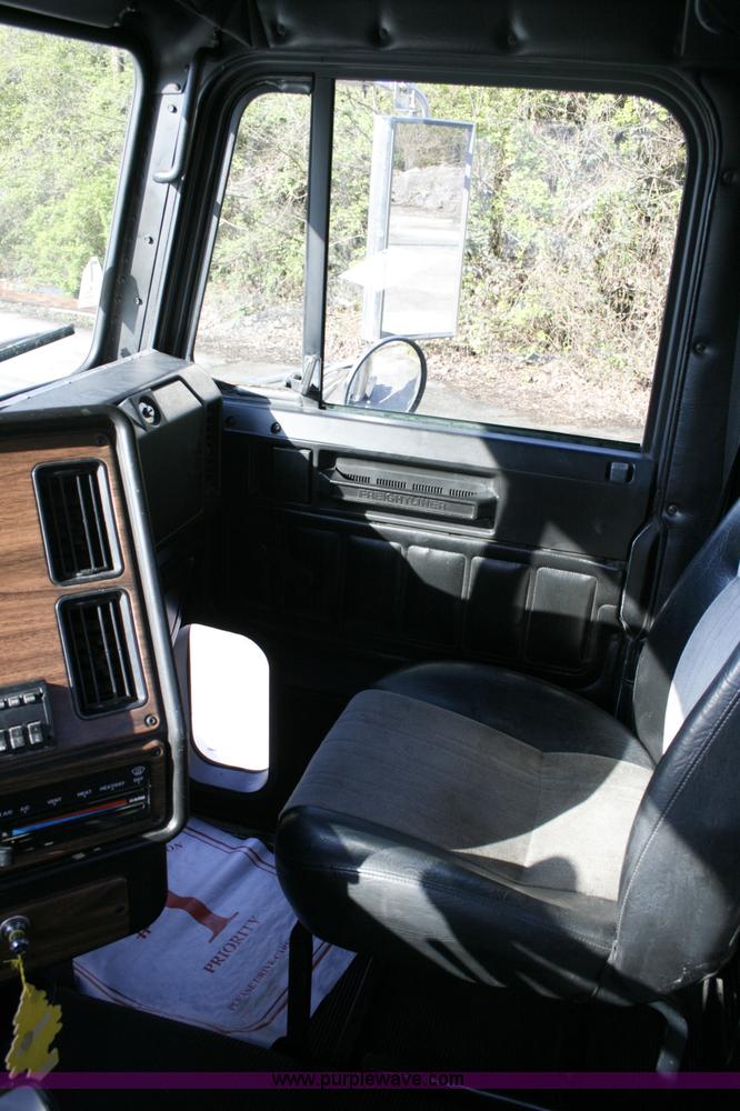 image for item A4940 2001 Freightliner FLD112 semi truck