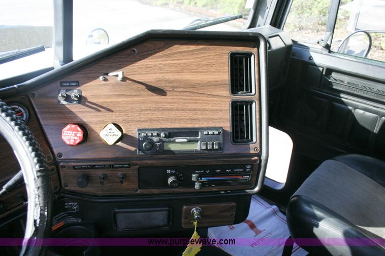 image for item A4940 2001 Freightliner FLD112 semi truck