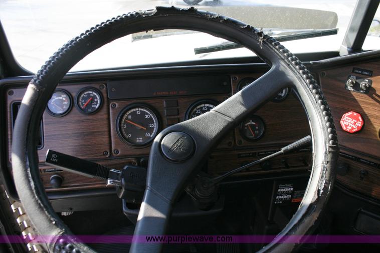 image for item A4940 2001 Freightliner FLD112 semi truck