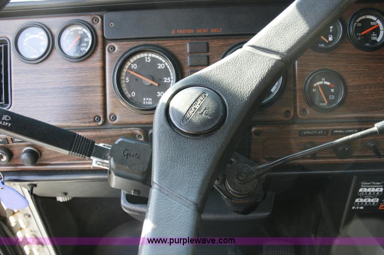 image for item A4940 2001 Freightliner FLD112 semi truck