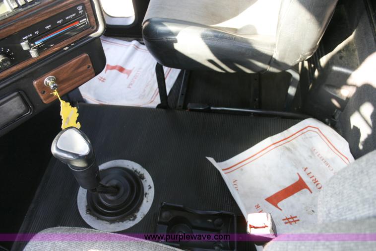 image for item A4940 2001 Freightliner FLD112 semi truck