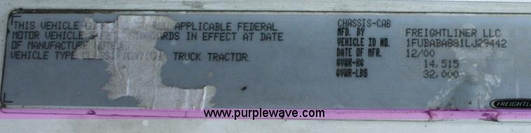 image for item A4940 2001 Freightliner FLD112 semi truck